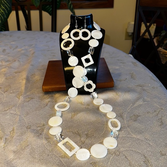 Mother of Pearl Necklace and Earrings set - Picture 4 of 9